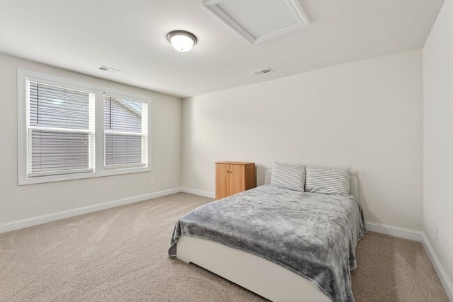 Building Photo - Like New 4BR Ranch with Modern Finishes & Prime Location in Elgin