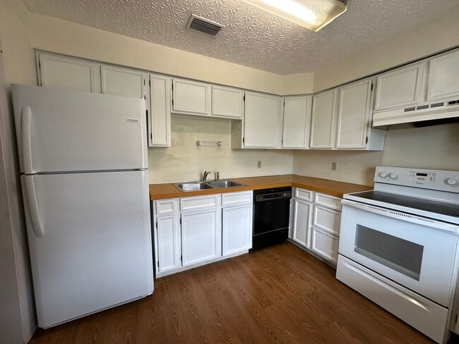 Building Photo - 2 bedroom, 1 bath, Townhome Kingsport, TN