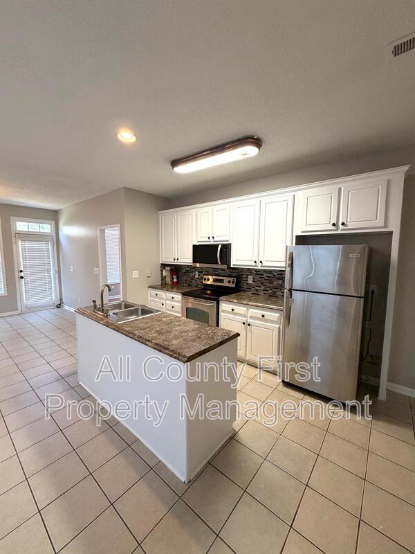 Building Photo - 2215 Lake Royale Dr