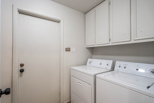 Building Photo - 1523 Doe Ln