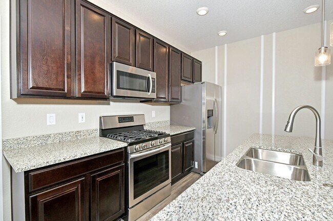 Building Photo - Gorgeous Townhome at Victory Ridge!