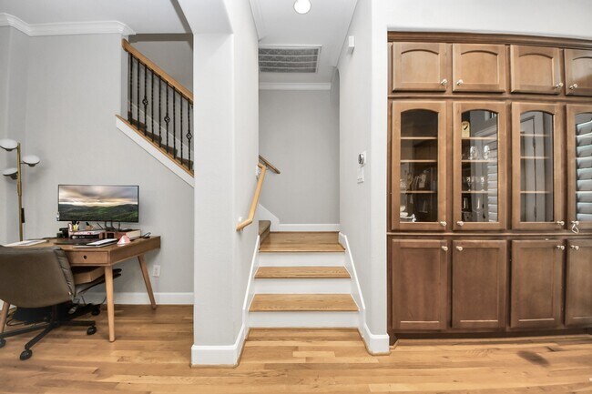Building Photo - 584 Bomar St