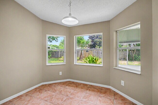 Building Photo - Charming Rental on Quiet Cul-de-Sac!