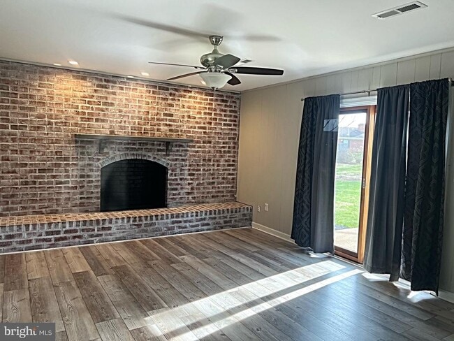 Building Photo - 17447 Pelham View Dr