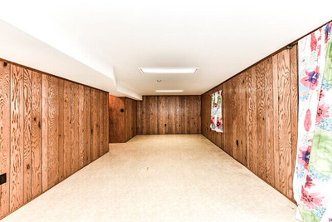 Building Photo - Spacious 4 Bed 2/2 Bath Home with Park-Lik...