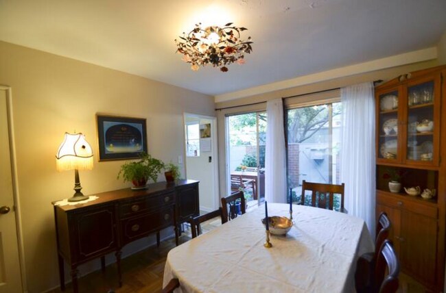 Dining room - 5394 Village Grn