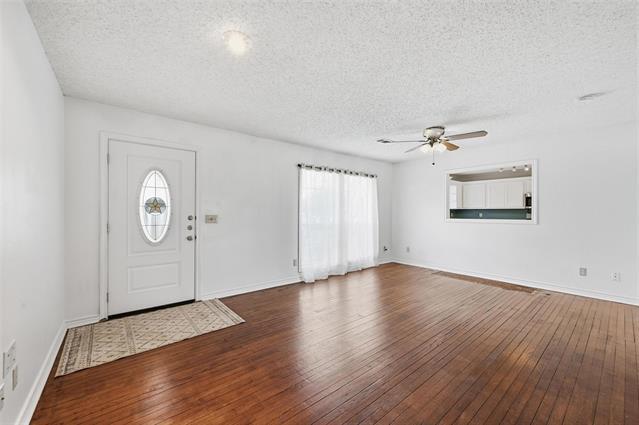 Building Photo - 910 N Powell Pkwy