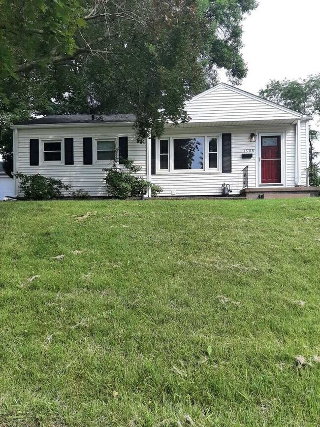 Building Photo - 3 bed 2 bath, 2 car garage Bettendorf Home!