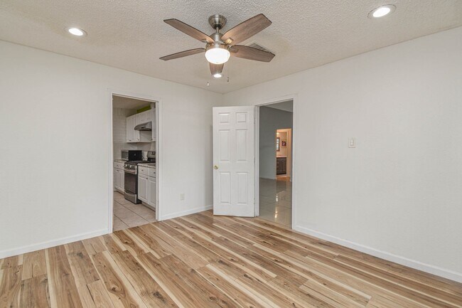 Building Photo - 12054 Plumpoint Dr