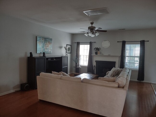 Building Photo - Outstanding FIVE Bedroom Home in Northeast Columbia!