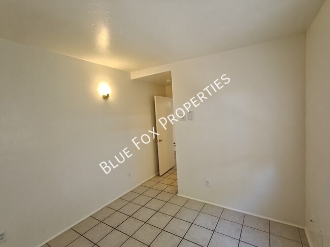 Building Photo - 3241 E Bermuda St