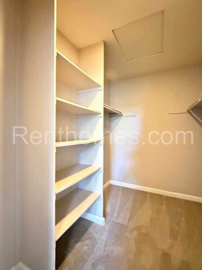 Building Photo - 9438 Twin Trails Dr