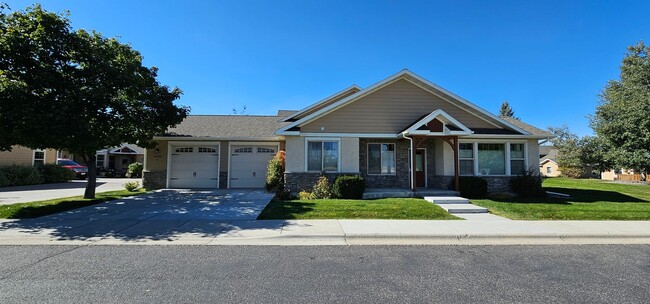 Building Photo - Beautiful 3 Bed 2 Bath One-Level Home Available in Quiet Neighborhood