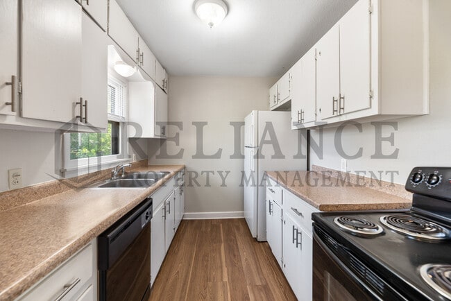 Building Photo - 1414 E 31st St S