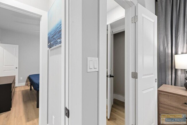 Building Photo - 111 W Sunny Isle Dr