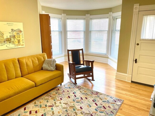 Building Photo - 2 bedroom in Heritage Hill