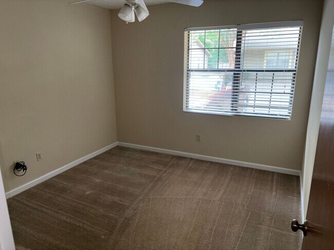 Building Photo - Cedar Chase Duplex Available August!