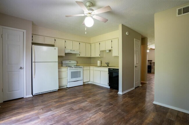 Building Photo - 2521 Crosstimbers St