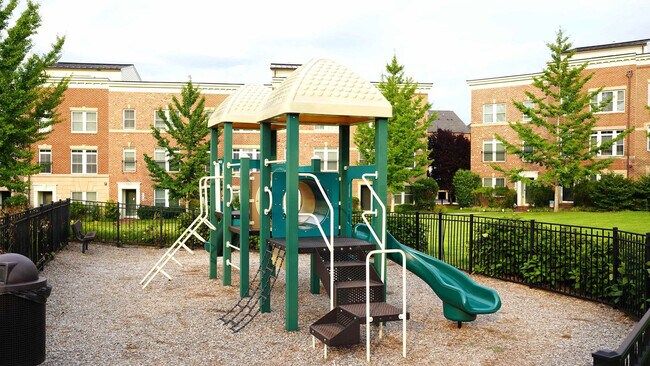 Building Photo - 265 Community Center Ave