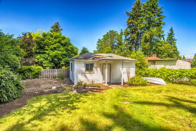 Building Photo - 4 Bedroom Home Lakewood