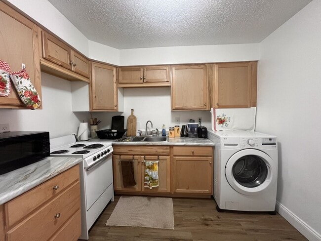 Building Photo - Downtown Furnished One-Bedroom Unit!