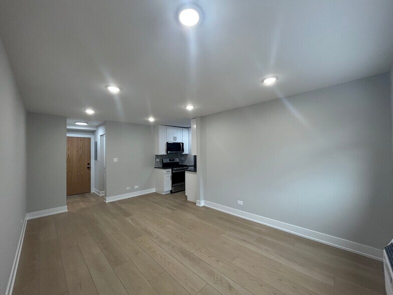 Building Photo - 516 W Aldine Ave
