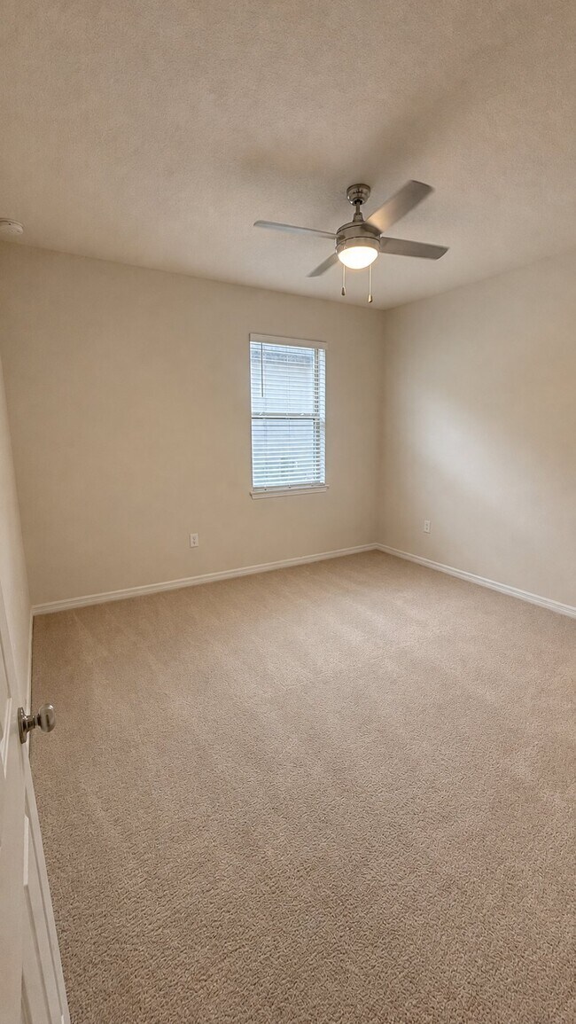 Building Photo - 2634 E Lake Pointe Dr