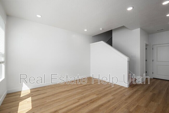 Building Photo - 285 W 1150 N