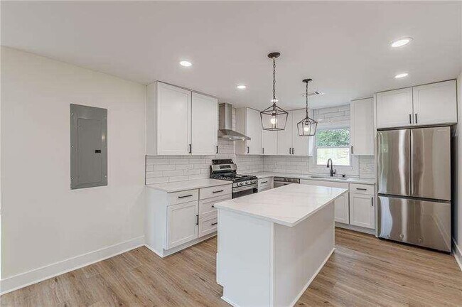 Building Photo - 525 Rosemont Dr