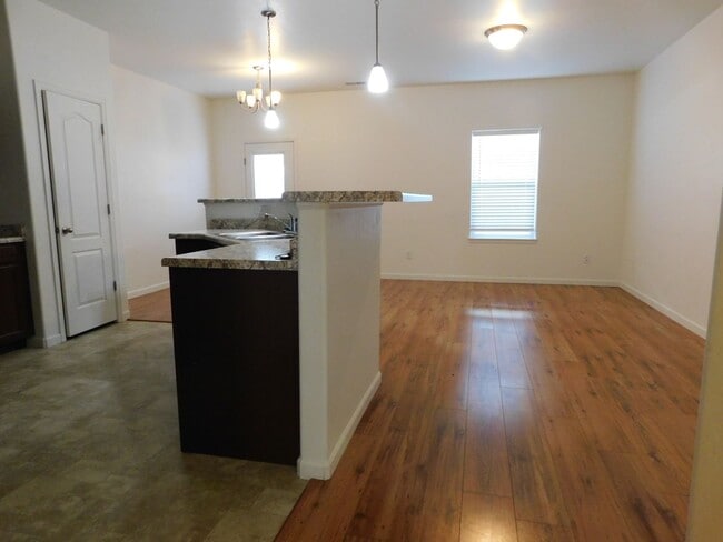 Building Photo - Condo Close to Shopping