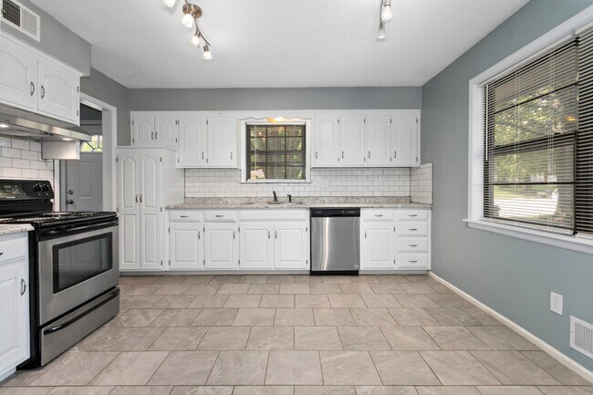 Building Photo - 3513 NE Stanton St