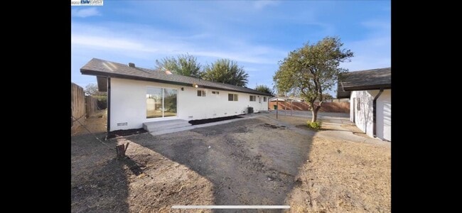 Building Photo - Single Story Home With Acreage