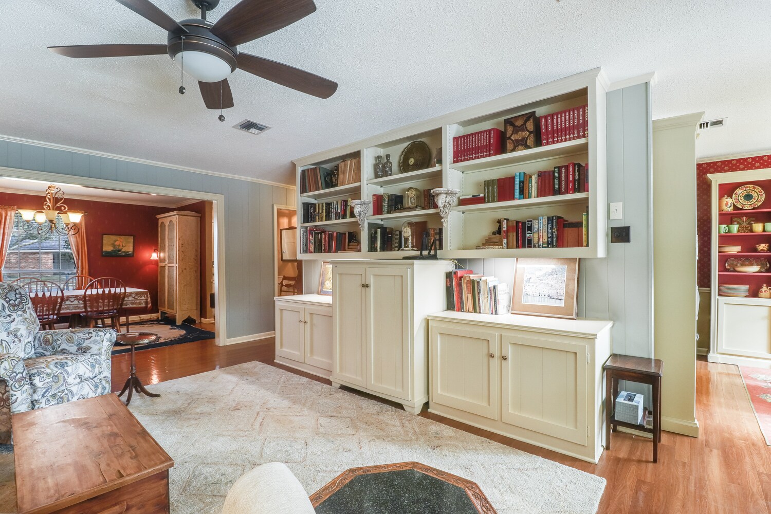 Living room - 412 Woodvale Ave