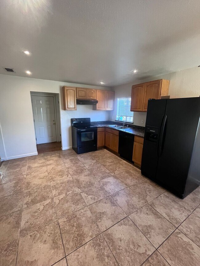 Building Photo - NICE HOME IN SACRAMENTO!!