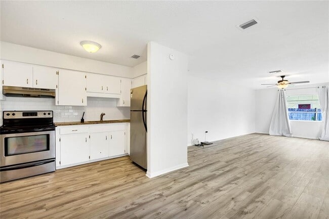 Building Photo - 4130 Lake Saunders Dr