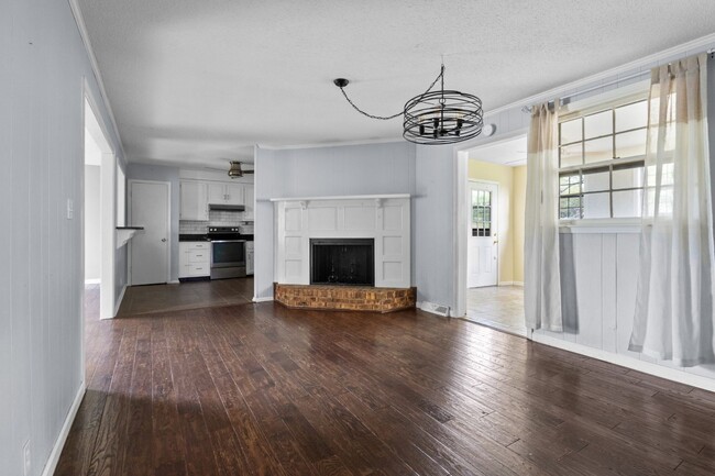 Building Photo - 2560 Memorial Dr