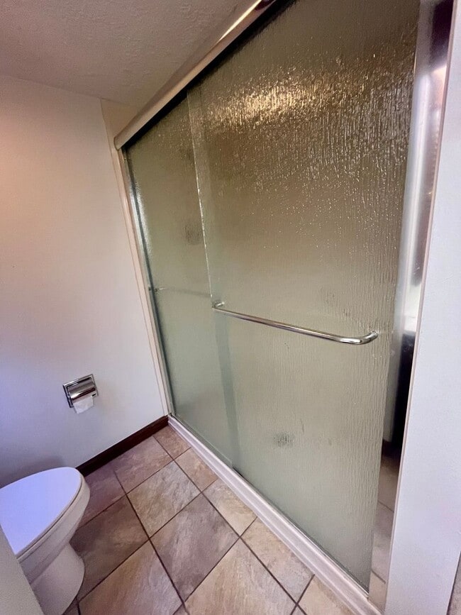 Building Photo - Well-Located One-Level Condo -- Just Minut...