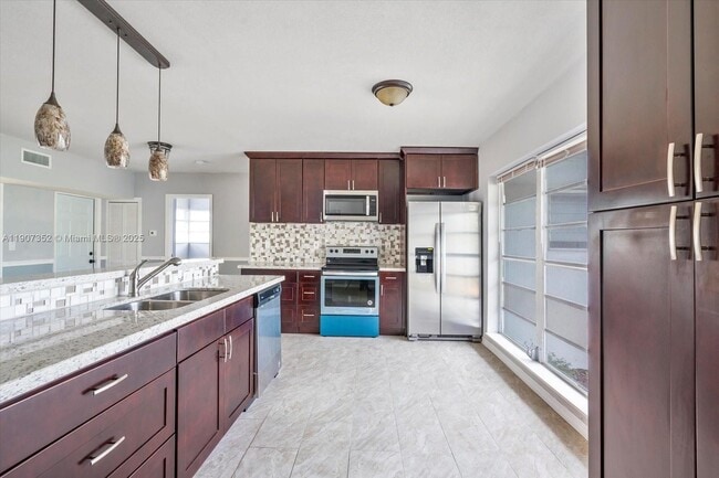 Building Photo - 1060 NE 166th St