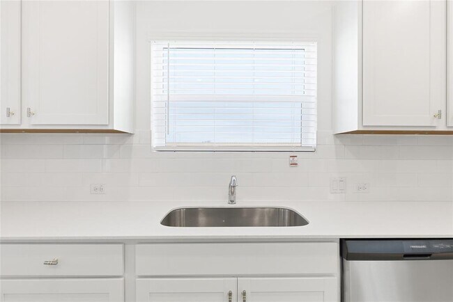 Building Photo - 1404 Roaming Oak Bnd