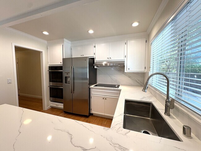 Building Photo - Charming Updated 2-Bedroom Home in Prime L...