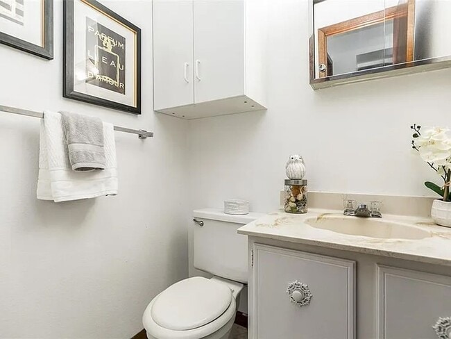 Building Photo - Beautiful Condo Close to University of Iowa