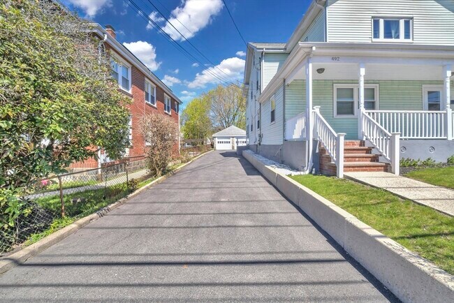 Building Photo - 492 Metropolitan Ave
