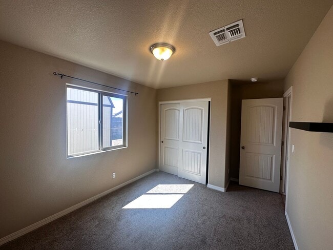 Building Photo - 4 Bedroom 2 Bathroom Home