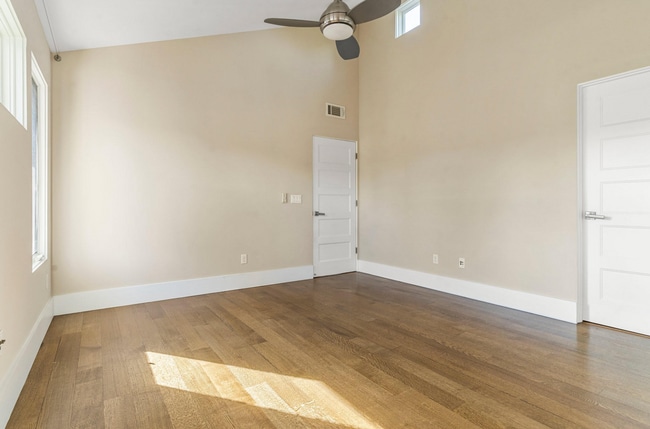 Building Photo - 13 Year "Young" 3 Bed, 3 Bath Contemporary Home- Steps to University Ave!