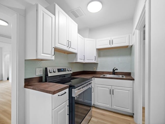 Building Photo - Quaint and Cute 1 Bedroom Close to Hospitals