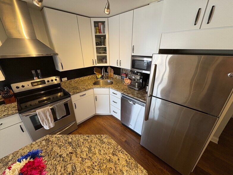 stainless steel appliances - 1360 N Sandburg Ter