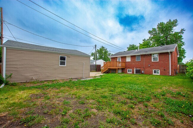 Building Photo - Adorable 3 Bedroom / 1 Bath Split Entry Home in Carter Lake with 2 Car Detach Garage!