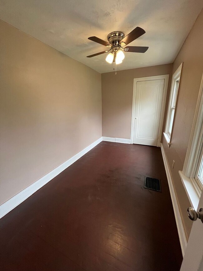 Building Photo - 5 bedroom available in the West Jefferson Hills School district!