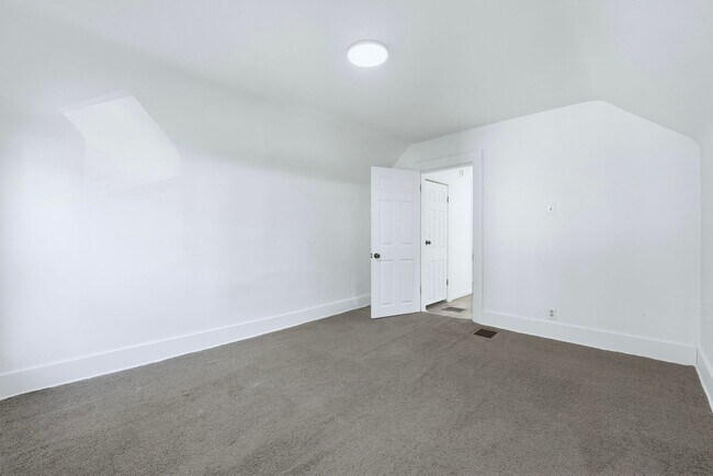 Building Photo - 3-Bed, 2-Bath Home with Large Kitchen & De...