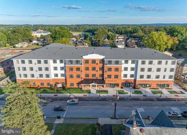 Building Photo - 624 Main St